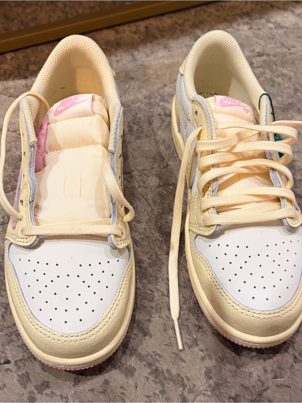 Kids Travis Scott sneakers never worn my daugther took the insoles out tags on